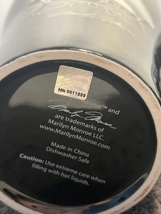 Marilyn Monroe Black Ceramic Portrait Mug 6" height new - Picture 2 of 5